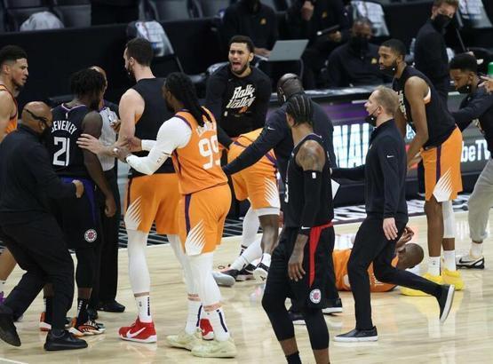 Phoenix Suns - Los Angeles Clippers maçında kavga