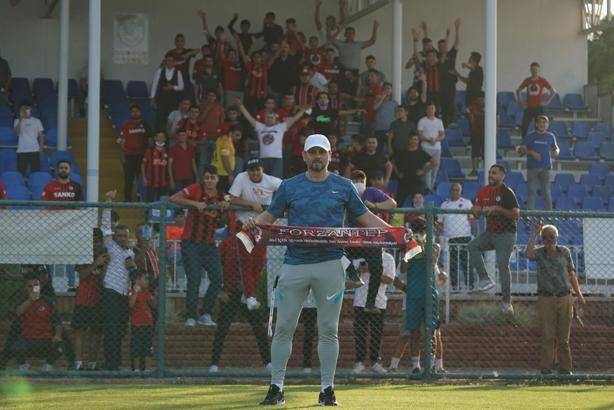 Gaziantep FK taraftarından teknik heyet ve futbolculara destek