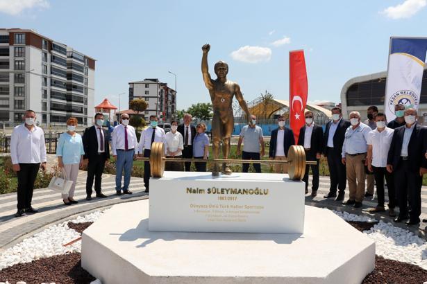 Edirne'de Naim Süleymanoğlu'nun heykelinin bulunduğu park açıldı