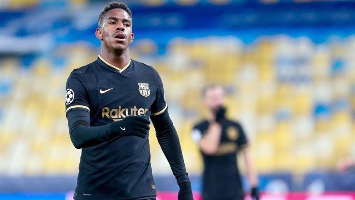 Leeds United, Barcelona'dan Junior Firpo'nun peşinde