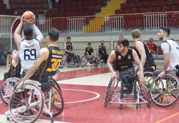 Galatasaray'ı deviren İzmir Büyükşehir Belediyesi finalde!