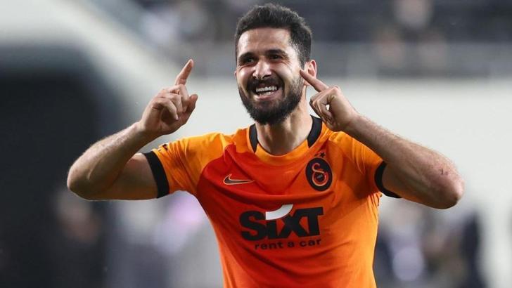 Galatasaray'da Emre Akbaba imzayı atıyor