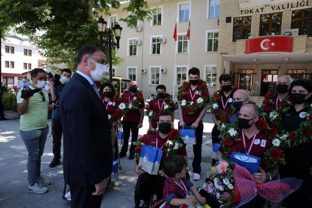 Şampiyon takımı Tokat Valisi Ozan Balcı karşıladı