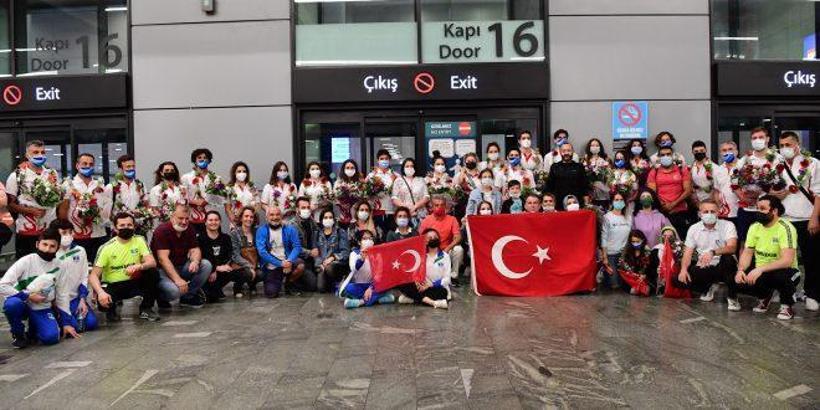 Yurda dönen dünya şampiyonları coşku ve tezahüratla karşılandı