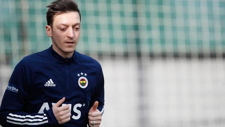 Mesut Özil'den Türkiye'ye Galler karşısında destek