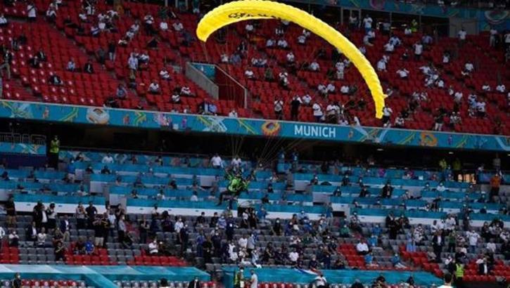 EURO 2020'deki Fransa-Almanya maçında paraşütlü protesto