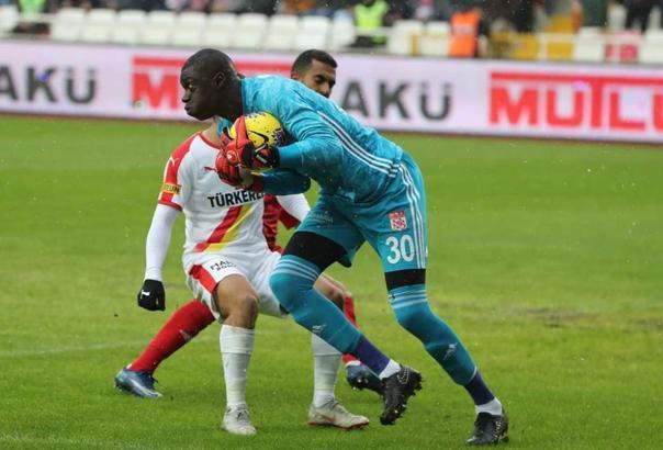 Sivasspor, Mamadou Samassa ile yolarını ayırdı