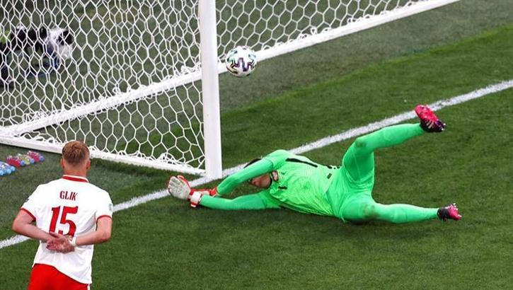 Kendi kalesine gol atan Szczesny, tarihe geçti