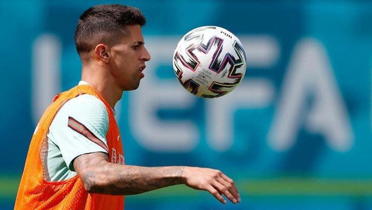 Koronavirüse yakalanan Joao Cancelo, Portekiz'in EURO 2020 kadrosundan çıkartıldı