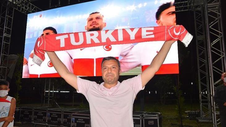 Adanalılar Türkiye-İtalya maçını dev ekranlarda izledi