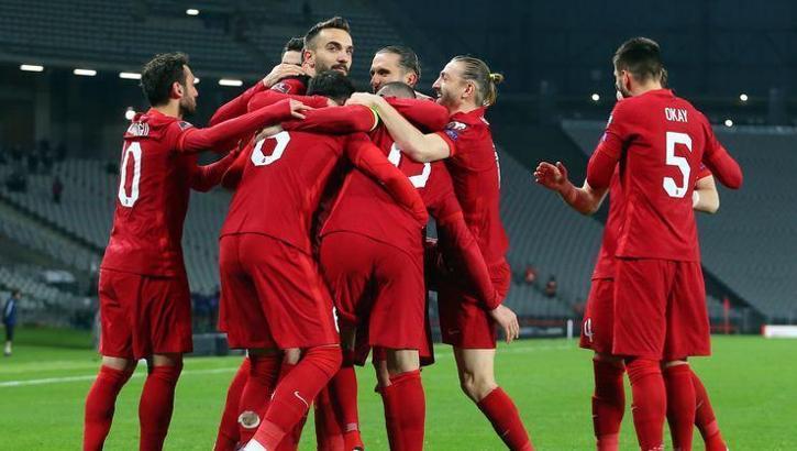 Türkiye-İtalya maçı öncesi Süper Lig kulüplerinden Ay Yıldızlılar'a destek!