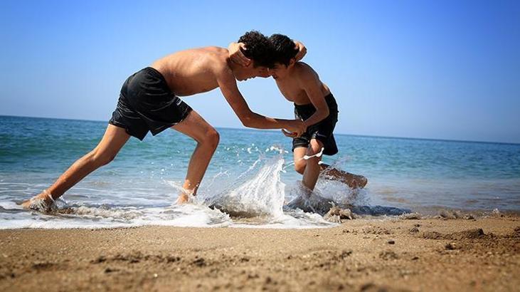Mersin Güreş Eğitim Merkezi sporcuları kumsala indi