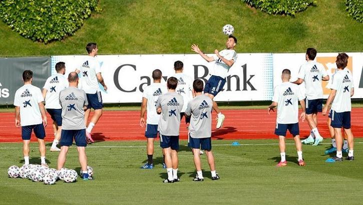 İspanya Milli Takımı'nda teknik heyet ve futbolcular, Kovid-19 aşısı oldu