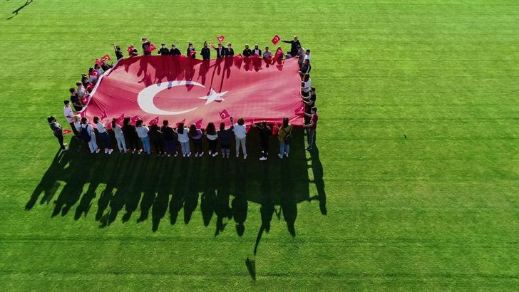 Düzce'de genç milli sporculardan A Milli Futbol Takımı'na destek