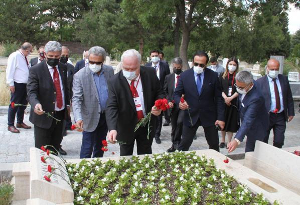 Yeni yönetim İlhan Cavcav'ın kabrini ziyaret etti