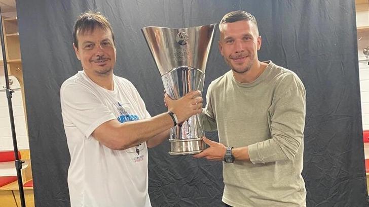 Lukas Podolski'den Fenerbahçe'ye gönderme!