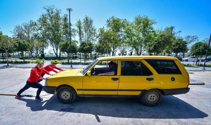 Güreşçi kardeşler, otomobil iterek güç depoluyor