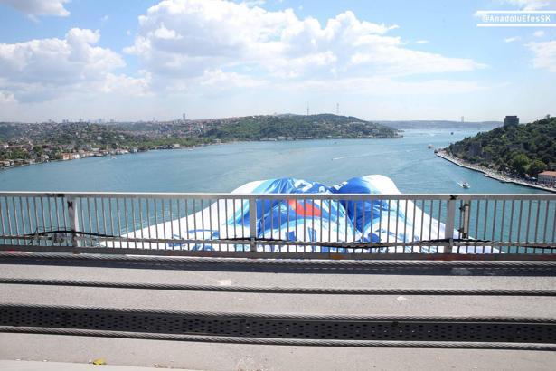Anadolu Efes'in bayrakları, İstanbul Boğazı'nda dalgalanıyor