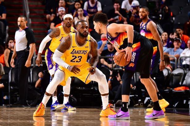 NBA'de Lakers'a şok! Suns'a elendi