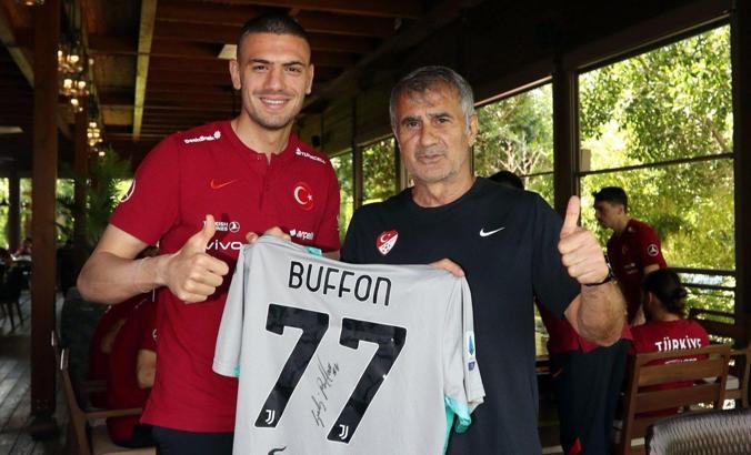 Buffon'dan Şenol Güneş'e imzalı forma