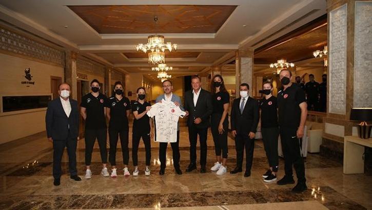 Bakan Mehmet Muharrem Kasapoğlu Tekvando Kadın Milli Takım kampını ziyaret etti