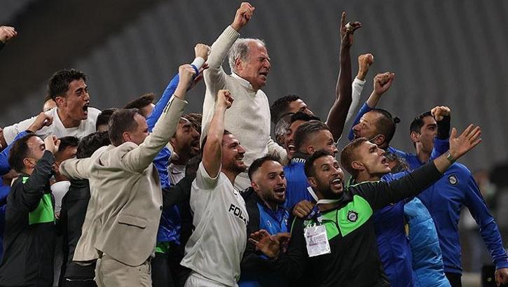 Altay futbolcuları, Mustafa Denizli'yi omuzlara aldı!