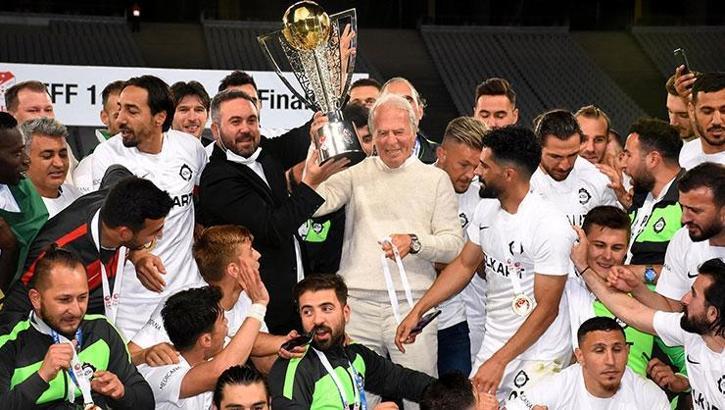 Süper Lig'e yükselen Altay, kupasını aldı!