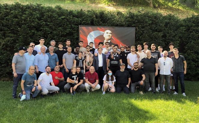 Beşiktaş'ta basketbolcular ve yöneticiler bir araya geldi