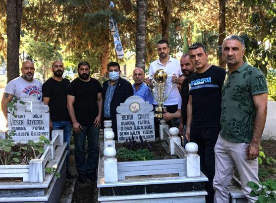 Adana Demirspor yönetimi, Bekir Çınar'ın mezarını şampiyonluk kupasıyla ziyaret etti