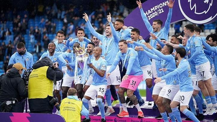 Manchester City şampiyonluk kupasını kaldırdı