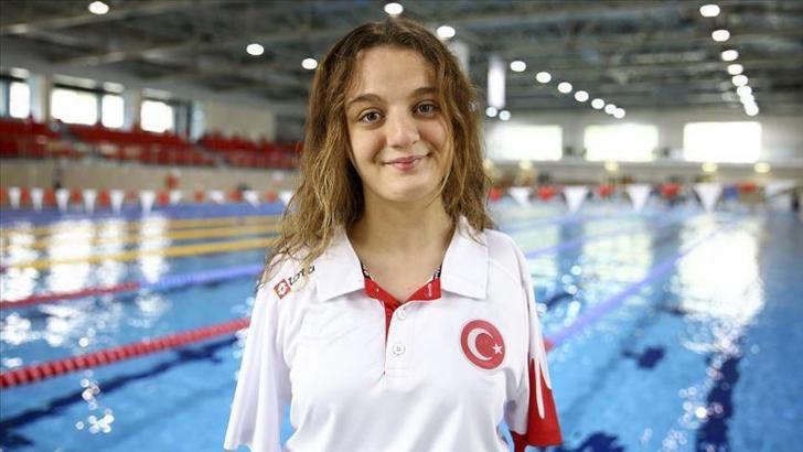 Milli yüzücü Sümeyye Boyacı'dan Portekiz'de bronz madalya