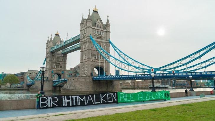 Londra'da Tower Bridge'de Sakaryaspor pankartı