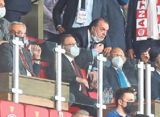 Bakan Kasapoğlu protokolde izledi
