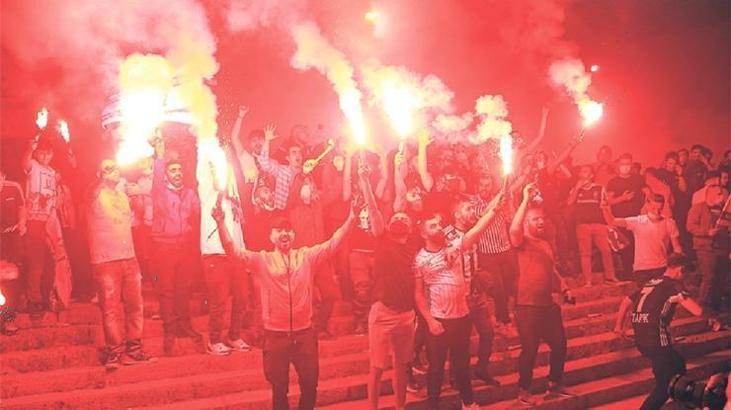 Beşiktaşlı taraftar şampiyonluğu kutladı!