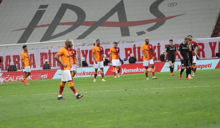 Galatasaray, şampiyonluğu averajla 2. kez Beşiktaş'a kaptırdı