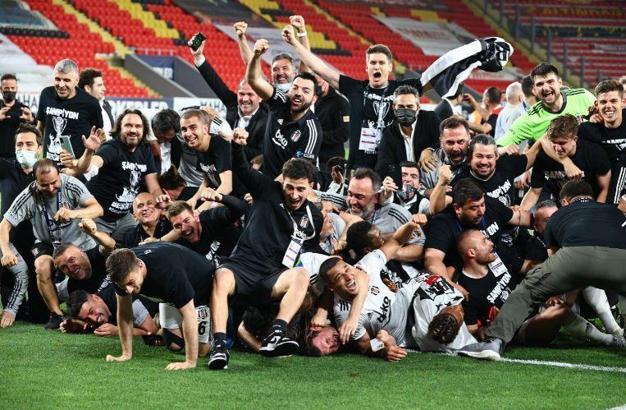 Bakan Kasapoğlu'ndan şampiyon Beşiktaş'a tebrik mesajı