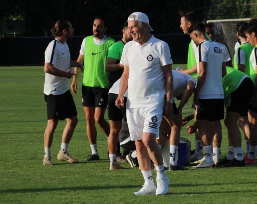 Altay'da Mustafa Denizli'den saygı duruşu