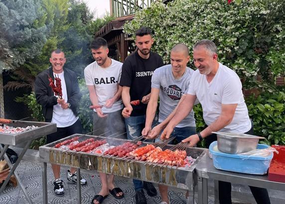Adana Demirsporlu futbolcular mangal yakıp, şampiyonluğu kutladı