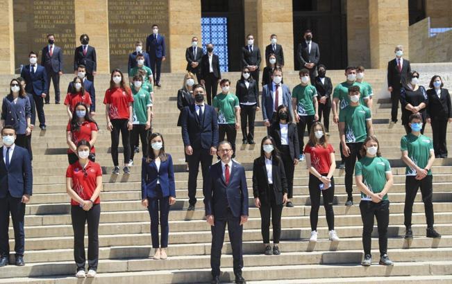 Gençlik ve Spor Bakanı Kasapoğlu, Anıtkabir'i ziyaret etti
