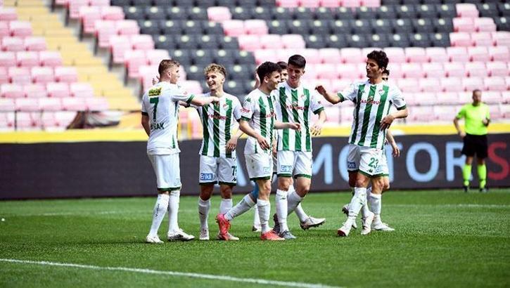 Bursaspor'da 17 oyuncu ilk kez profesyonel ligde oynadı