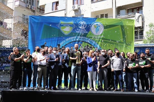 Denizli Basket şampiyonluğu kutladı