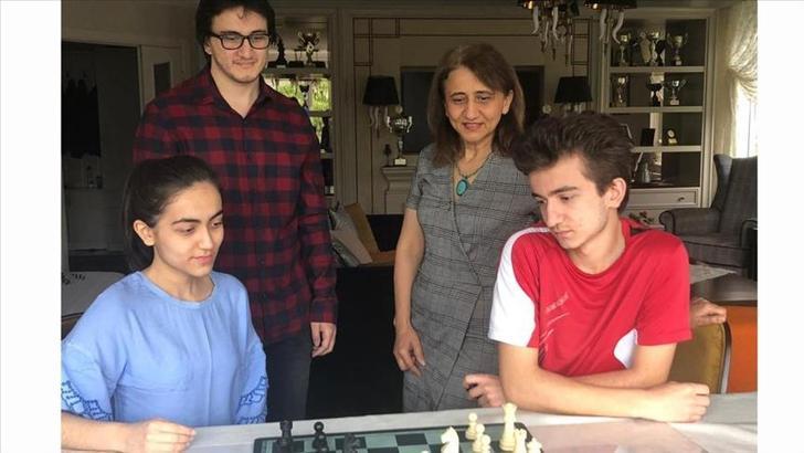 Emine Can, çocuklarının satrançla iç içe olmasından mutluluk duyuyor