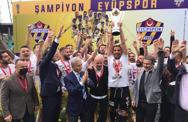 Misli.com 2. Lig Kırmızı Grup şampiyonu Eyüpspor kupasını aldı
