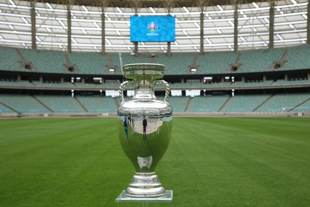 EURO 2020'de verilecek şampiyonluk kupası Bakü'de sergilendi