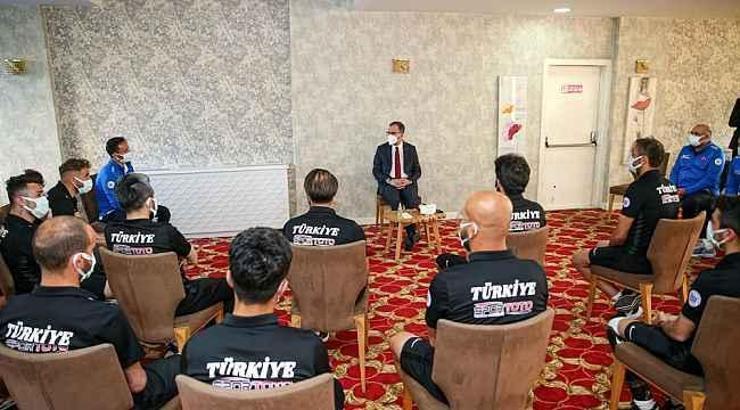 Bakan Kasapoğlu, Ampute Futbol Milli Takım kampını ziyaret etti