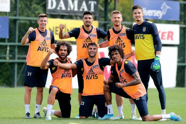 Fenerbahçeli futbolculardan zafer pozu