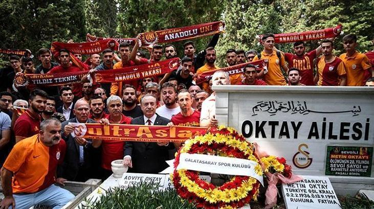 Taçsız Kral'a anma töreni