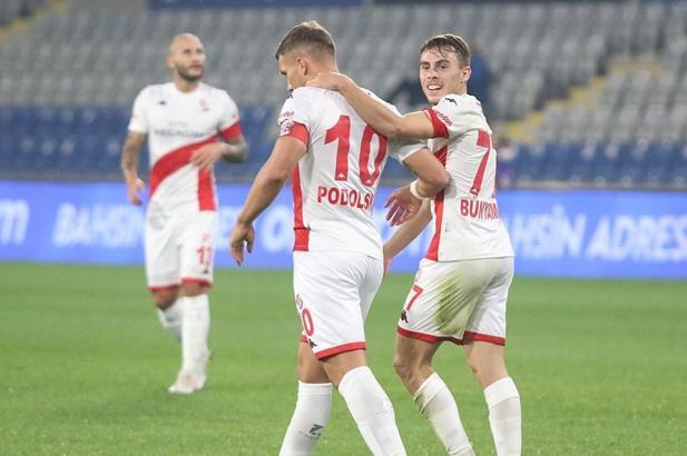 Antalyaspor'un yıldız oyuncusu Lukas Podolski, siftahı yaptı