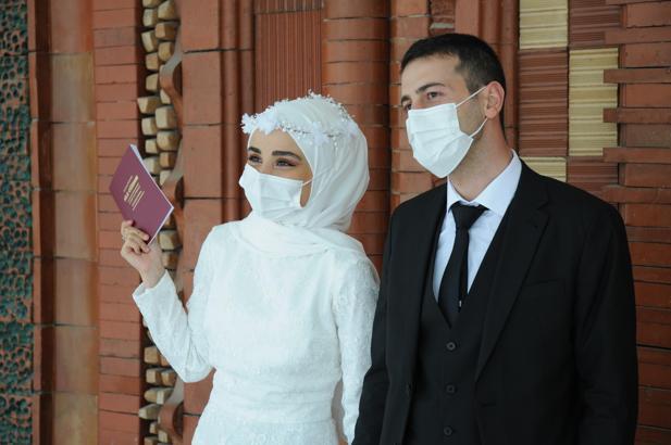 Maskeler yüzlerindeki mutluluğu gizleyemedi