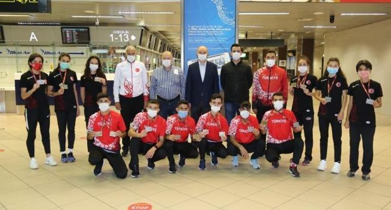 Balkan Dağ Koşusu Şampiyonası'nda zirveye çıkan milli atletler yurda döndü